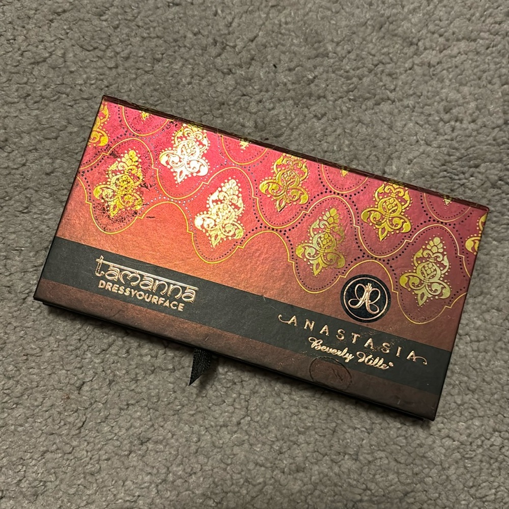 Anastasia x Tamanna eyeshadow palette